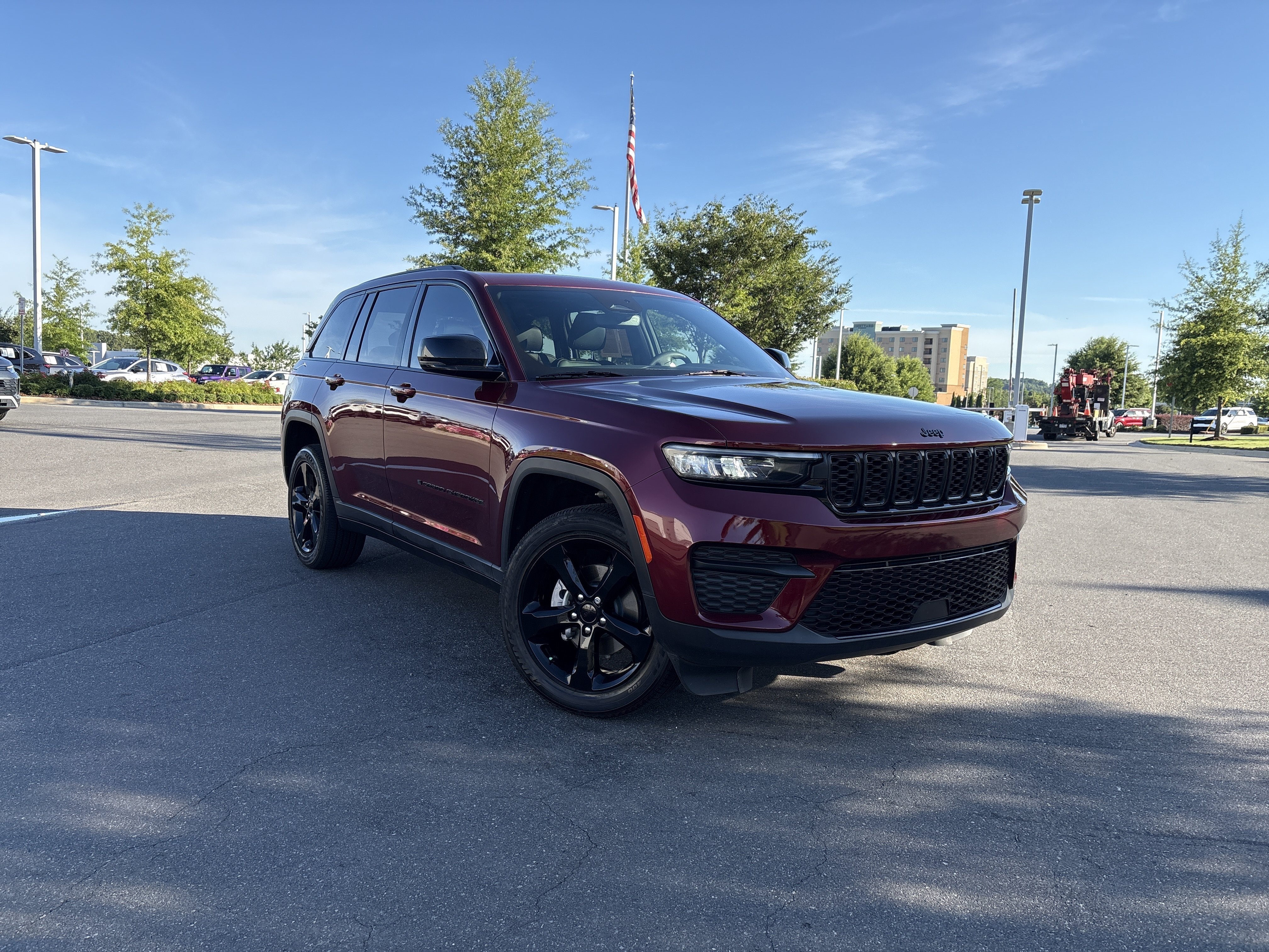 Used 2023 Jeep Grand Cherokee Altitude RWD image 2