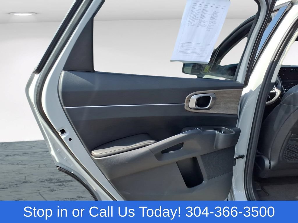 Used 2023 Kia Sorento S w/ Panoramic Sunroof Package AWD/4WD image 11