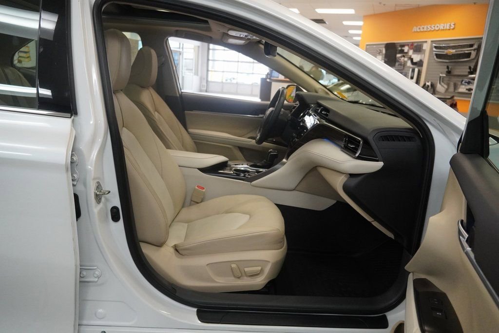Used 2020 Toyota Camry XLE w/ Navigation Package image 10