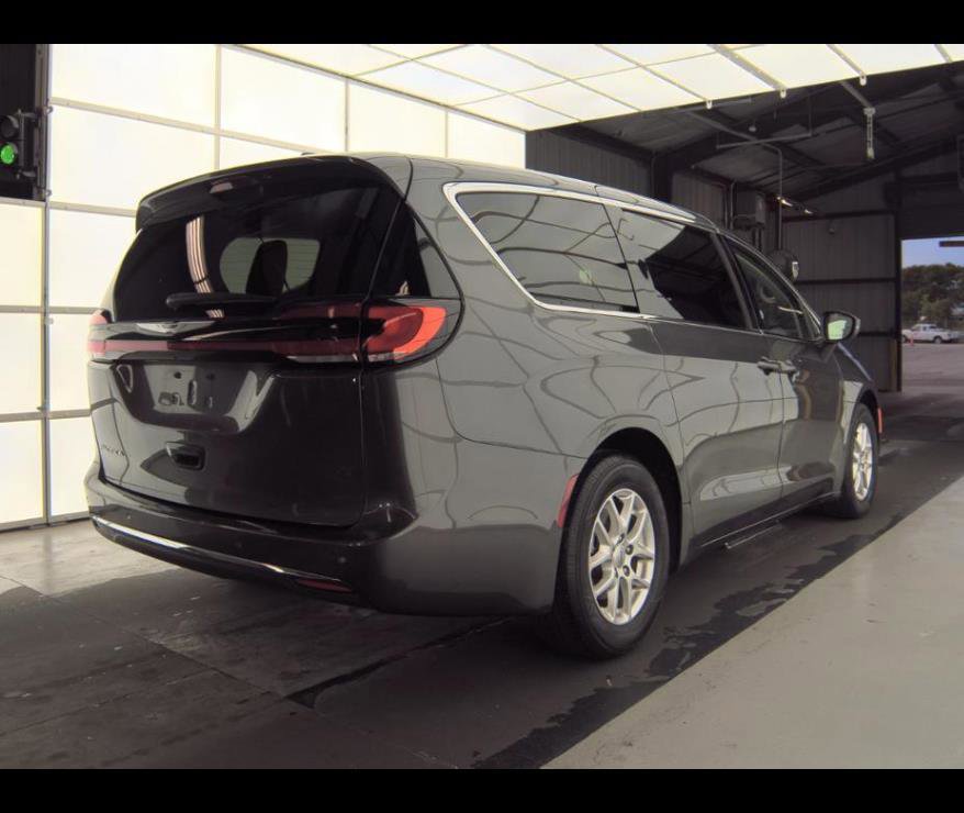 Used 2023 Chrysler Pacifica Touring-L image 11