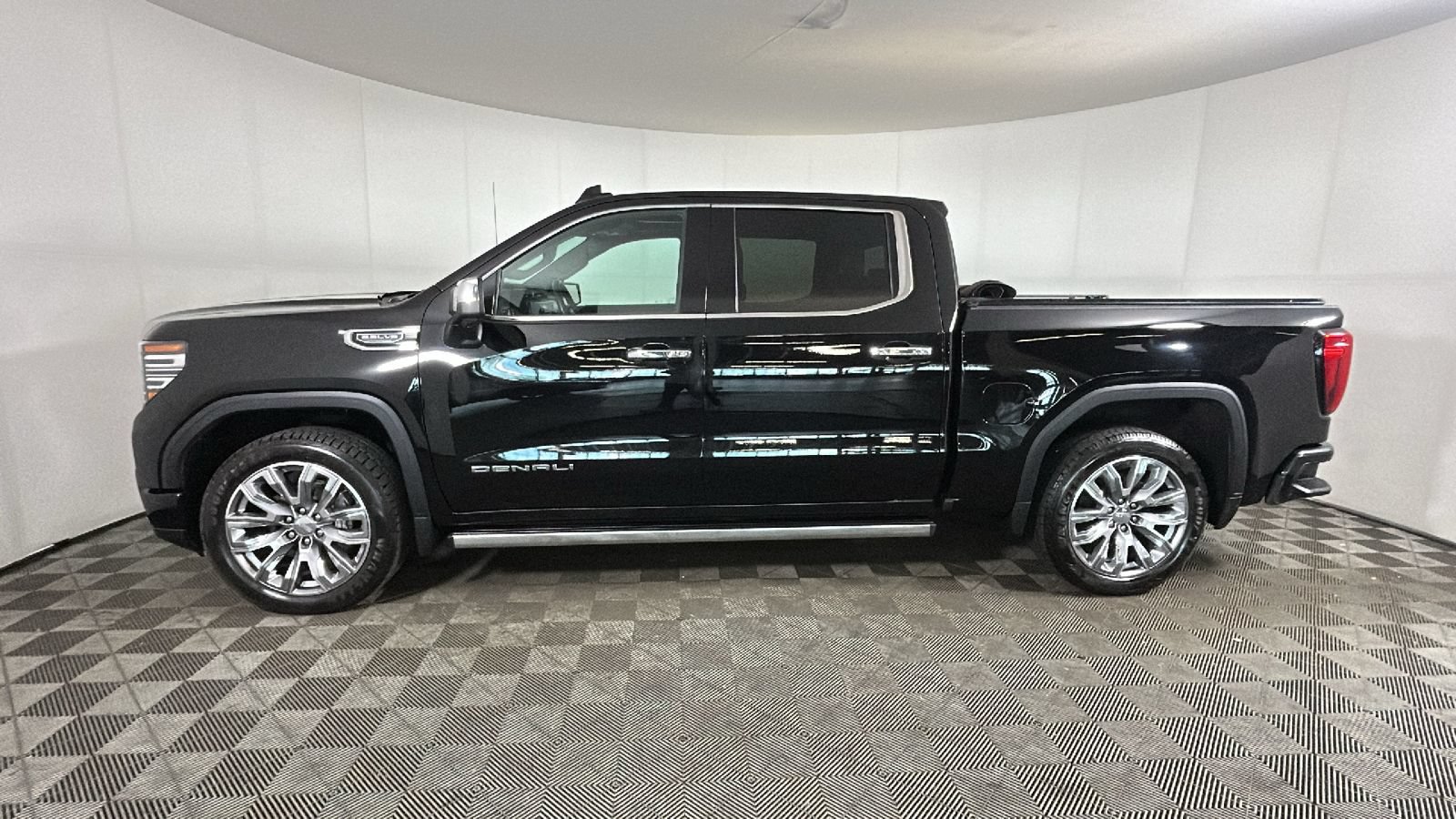 Used 2024 GMC Sierra 1500 Denali w/ Denali Reserve Package AWD/4WD image 7