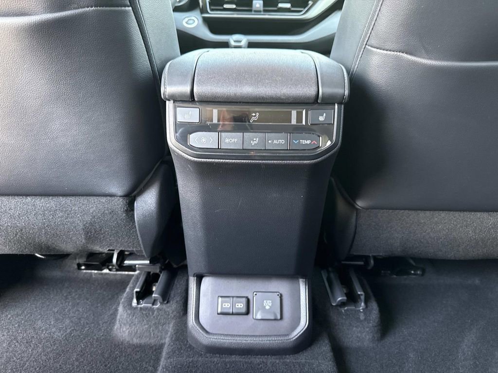 Used 2022 Toyota Highlander Platinum image 16