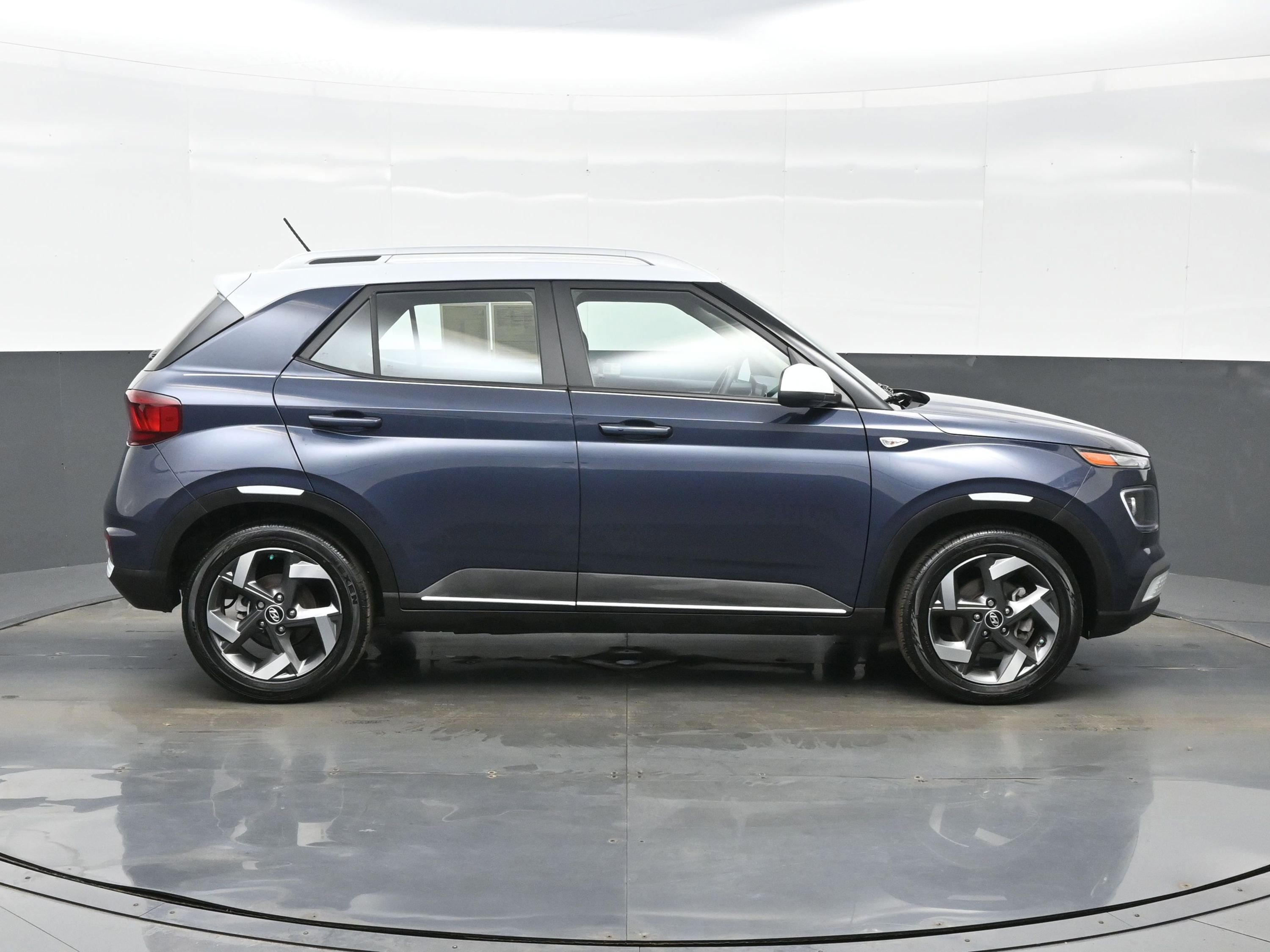 Certified 2025 Hyundai Venue Limited image 7