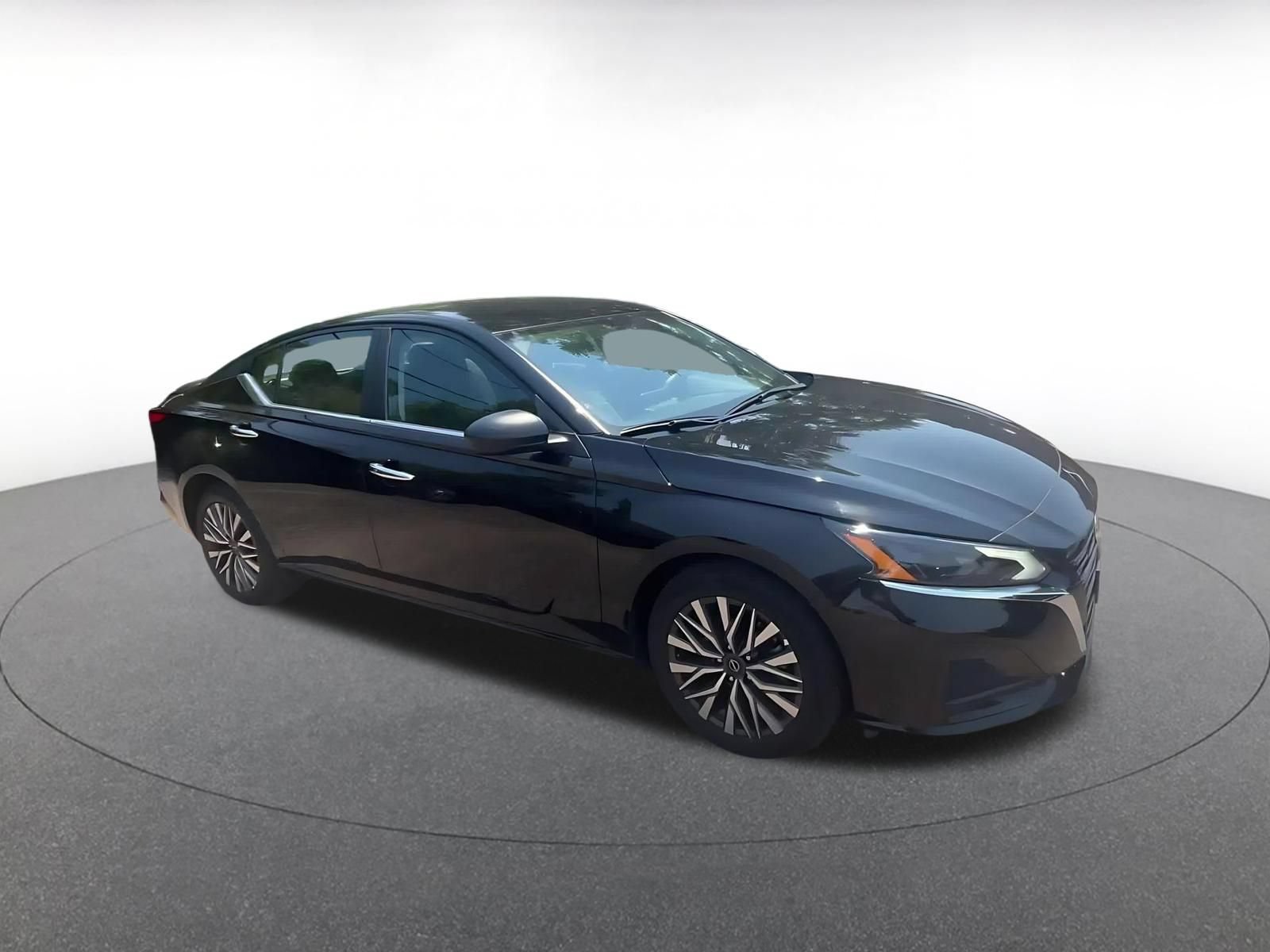 Used 2025 Nissan Altima 2.5 SV FWD image 2