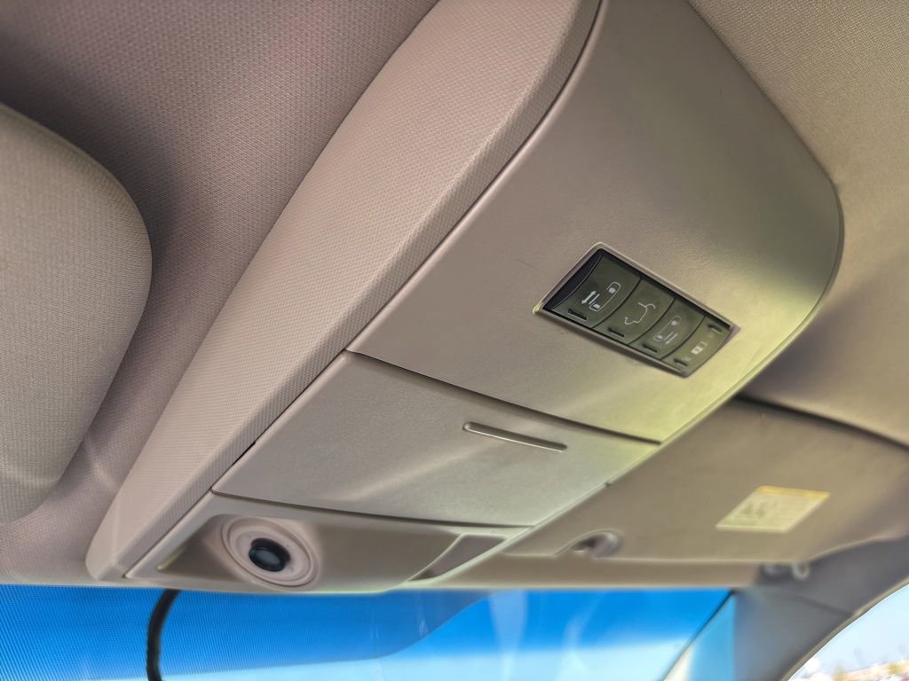 Used 2016 Chrysler Town & Country Touring w/ Driver Convenience Group image 25