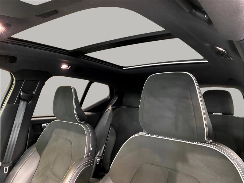 Used 2019 Volvo XC40 T5 R-Design image 18