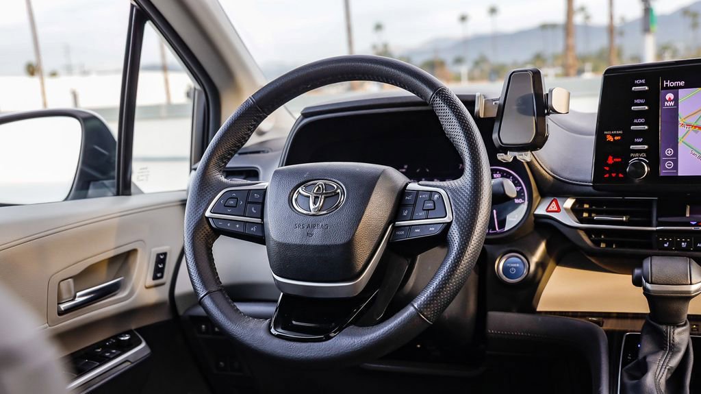 Used 2023 Toyota Sienna Limited image 17