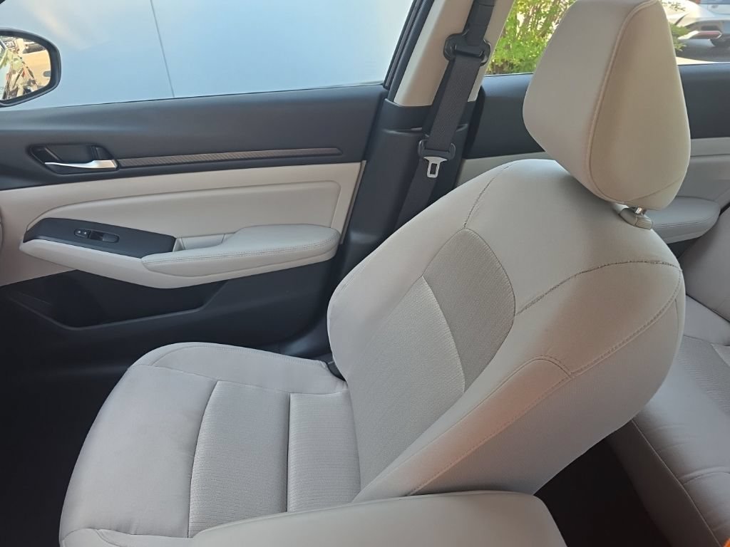 Used 2025 Nissan Altima 2.5 SV FWD image 25