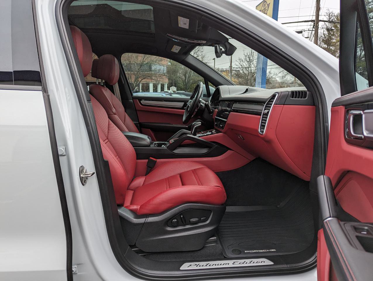 Used 2023 Porsche Cayenne Platinum Edition image 32