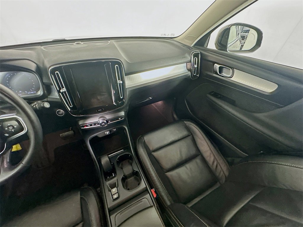 Used 2022 Volvo XC40 T4 Momentum image 11