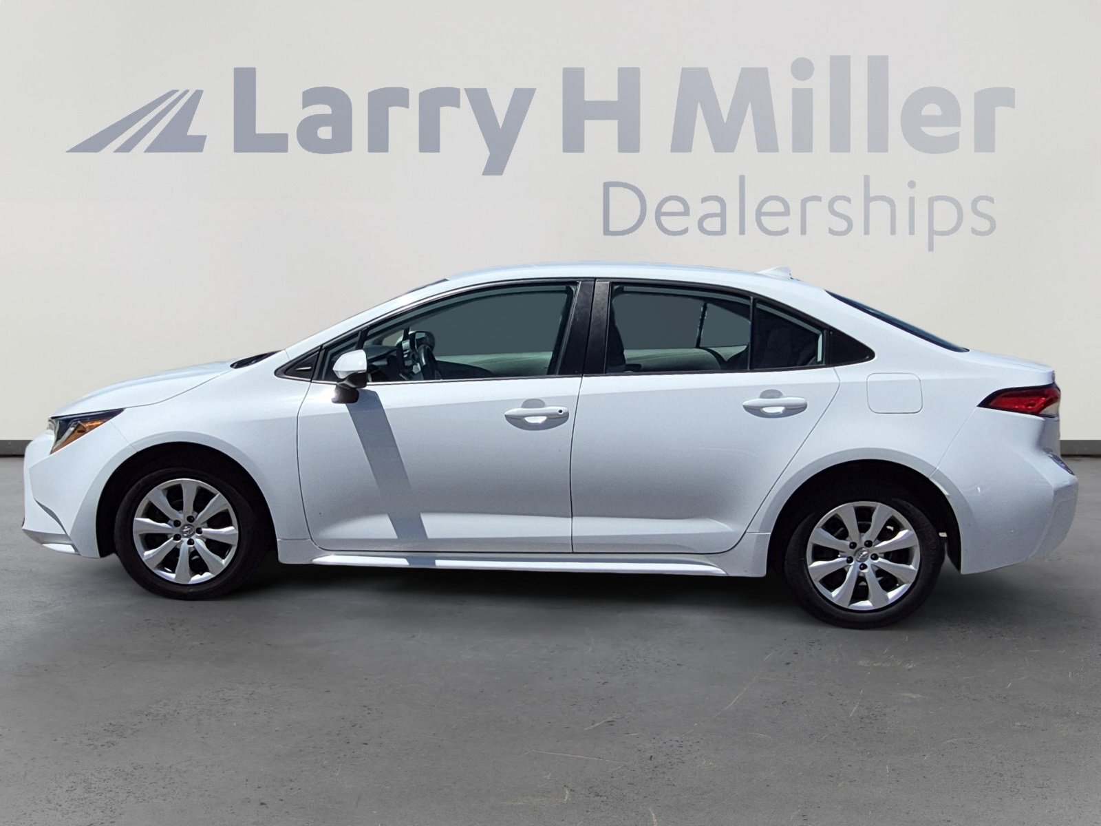 Used 2024 Toyota Corolla LE FWD image 2