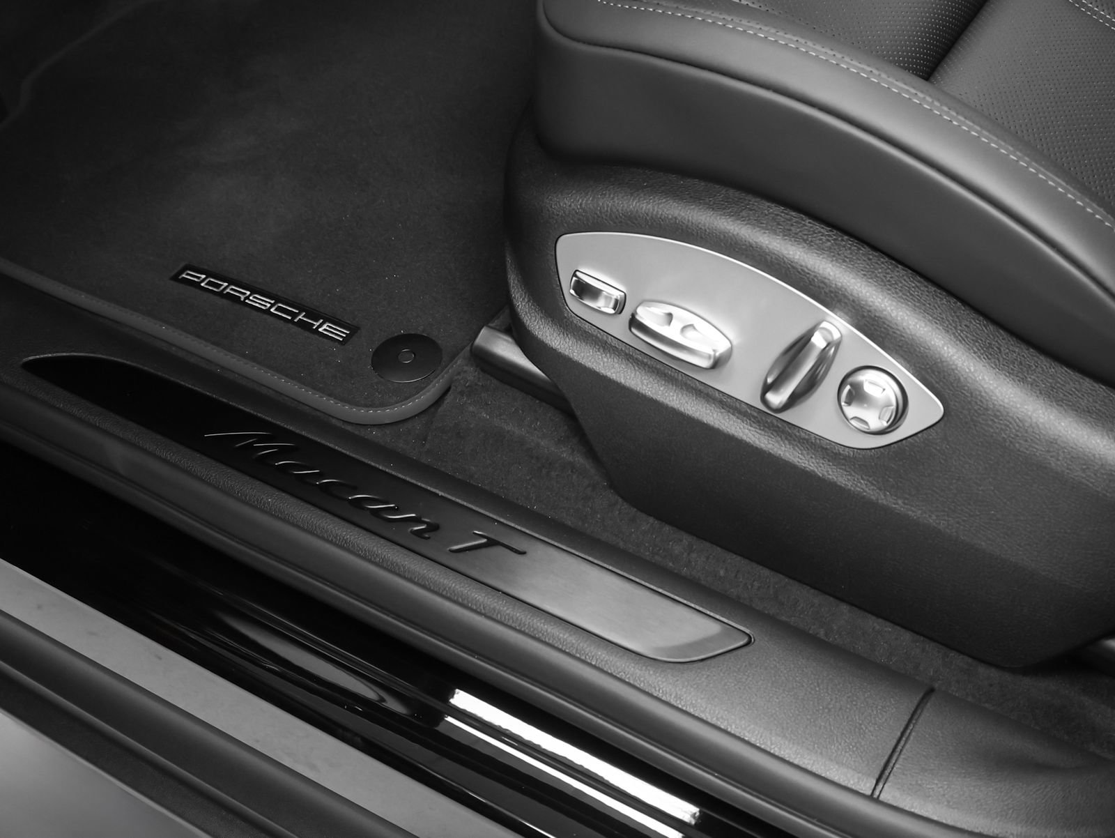 New 2026 Porsche Macan Turbo AWD/4WD image 31