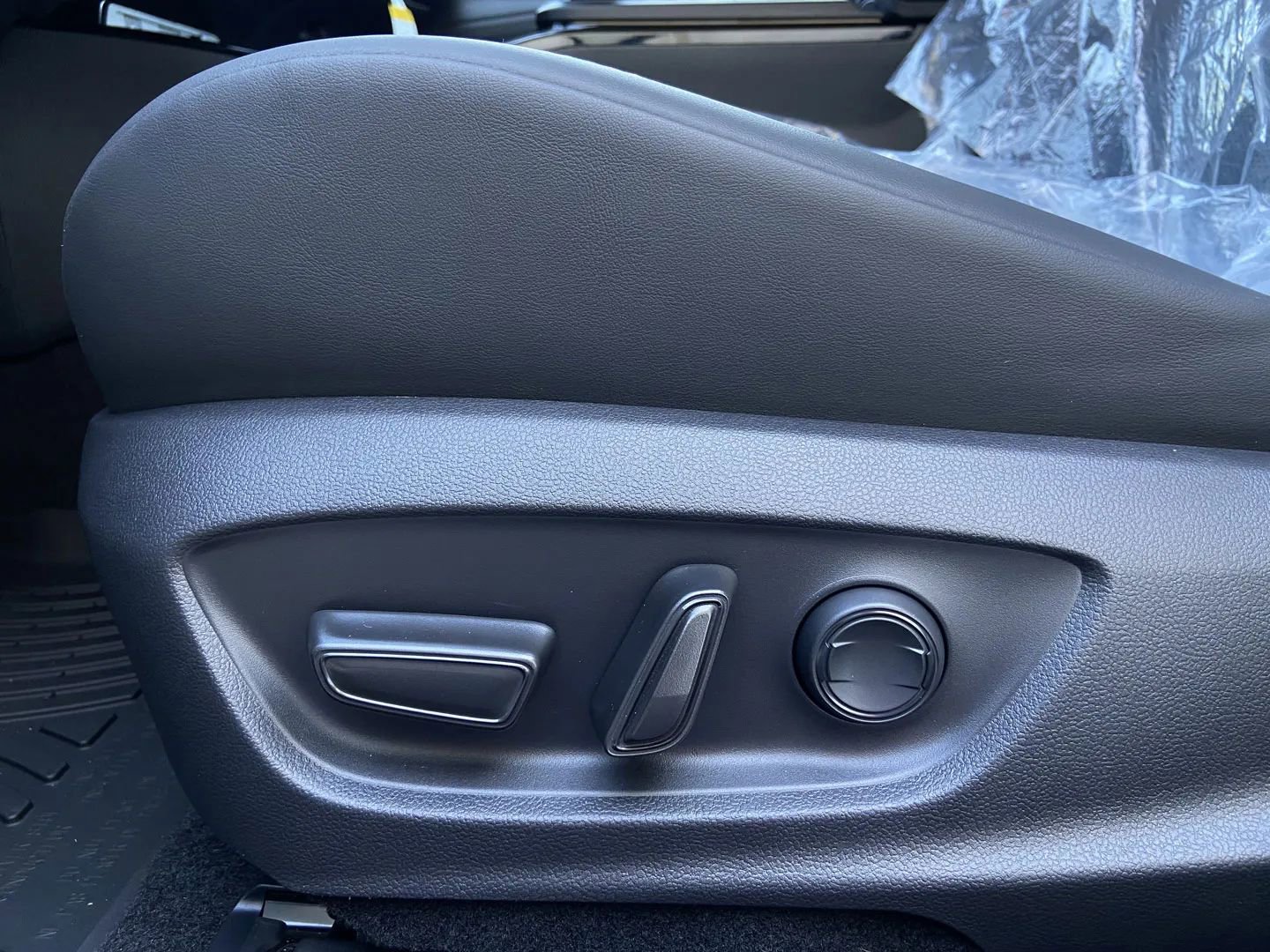 Used 2025 Toyota Prius Plug-In Hybrid image 12