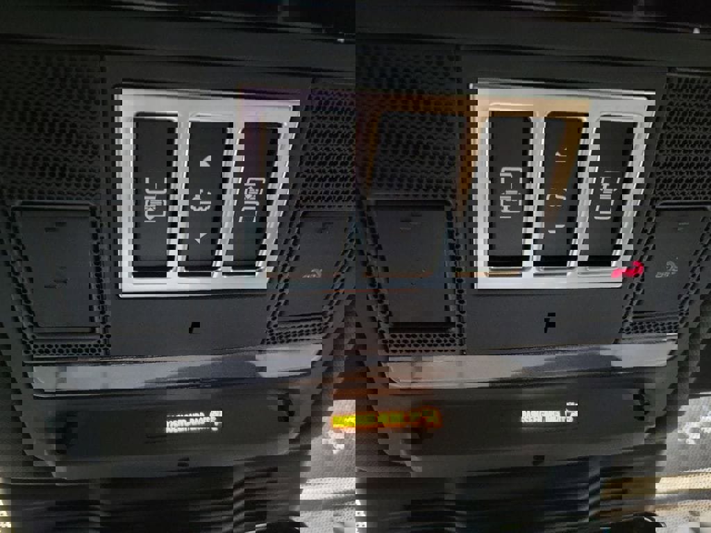 New 2026 Land Rover Discovery Limited Edition image 21