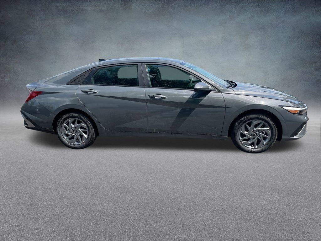Used 2025 Hyundai Elantra Blue image 33