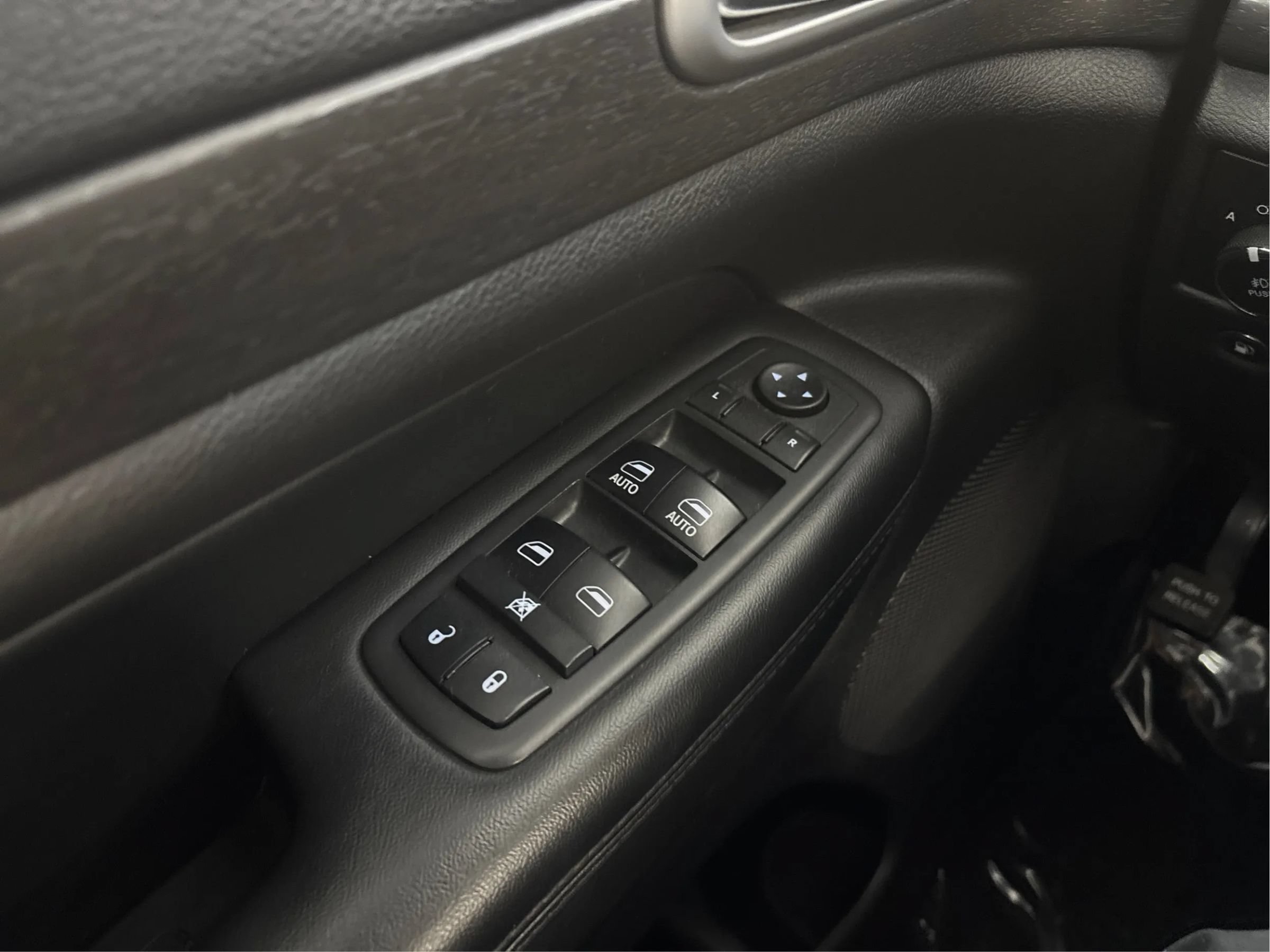 Used 2018 Jeep Grand Cherokee Laredo AWD/4WD image 39