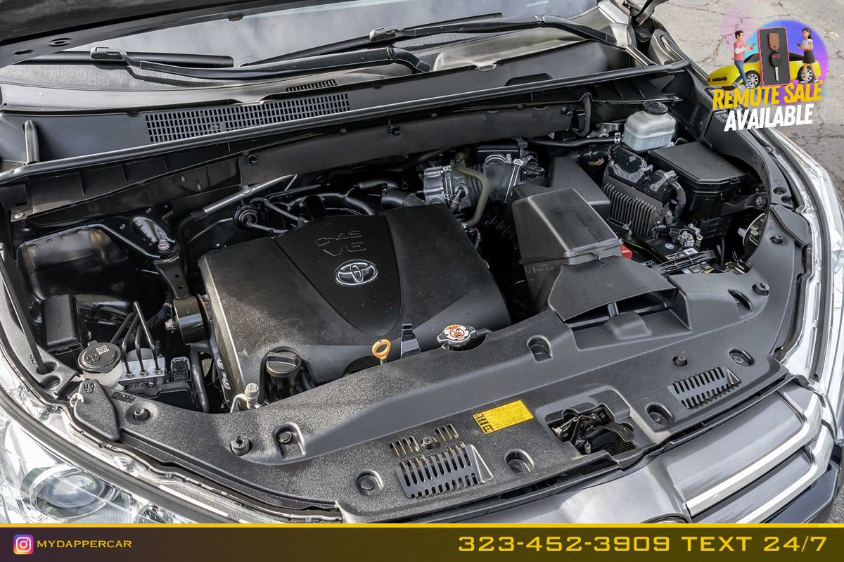 Used 2019 Toyota Highlander Plus w/ Carpet Mat Package (TMS) FWD image 19