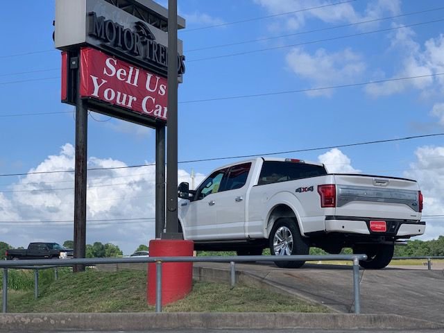 Used 2022 Chevrolet Express 3500 w/ Driver Convenience Package image 2