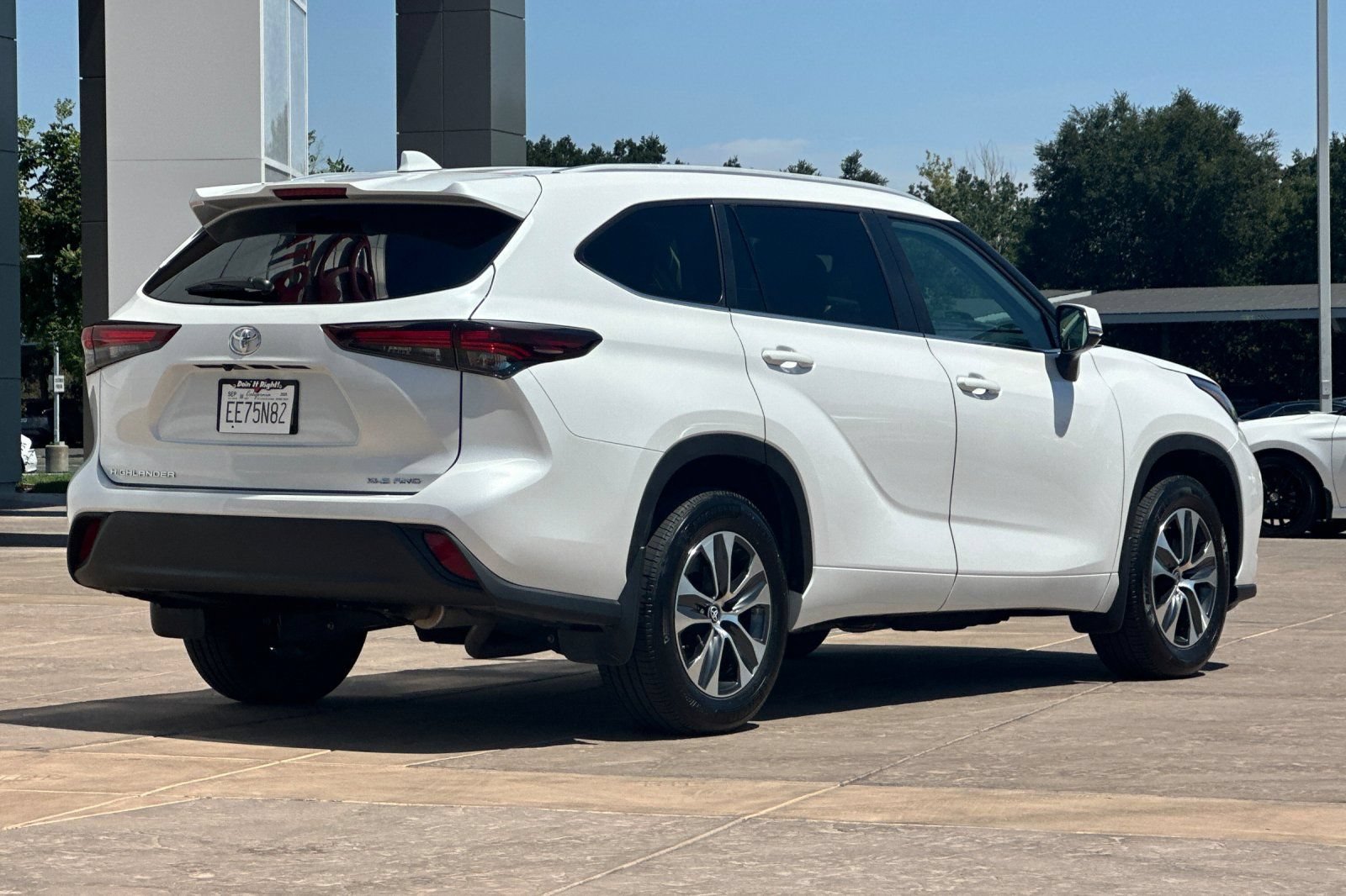 Used 2025 Toyota Highlander XLE AWD/4WD image 4
