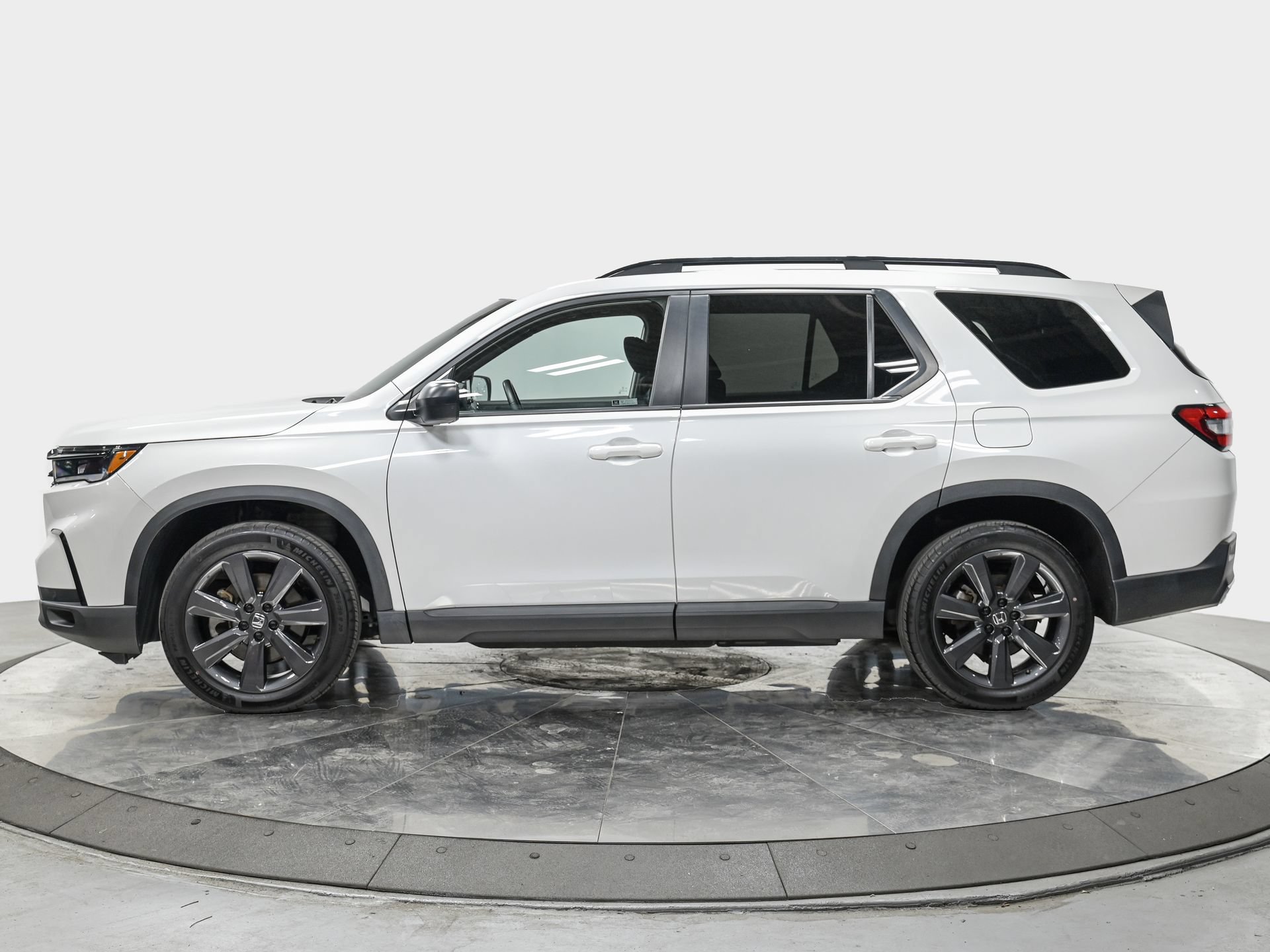 Used 2023 Honda Pilot Sport image 2