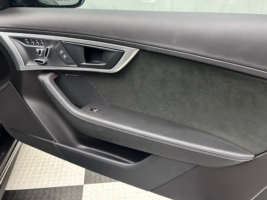 Used 2018 Jaguar F-TYPE R AWD/4WD image 17