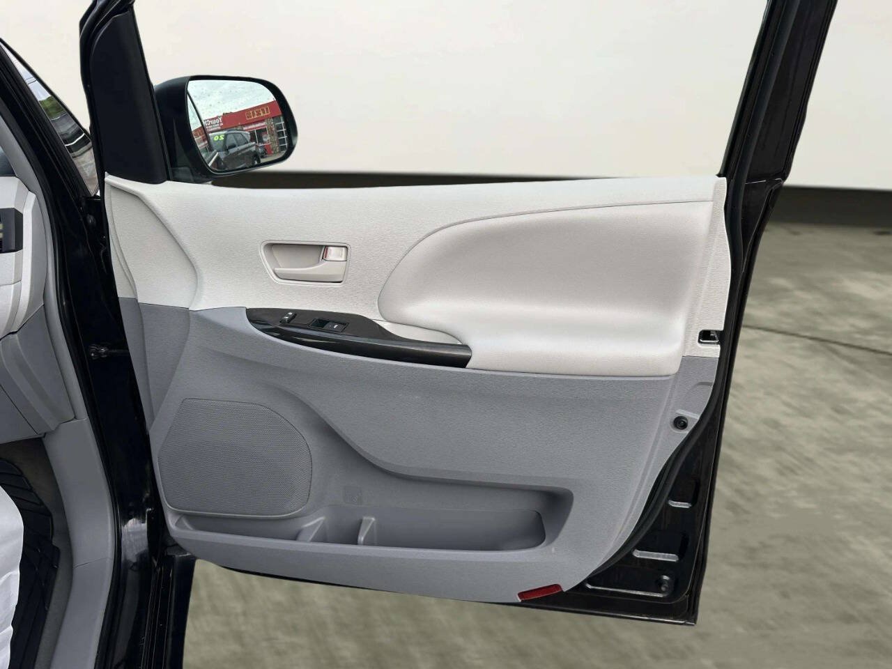 Used 2014 Toyota Sienna L FWD image 22