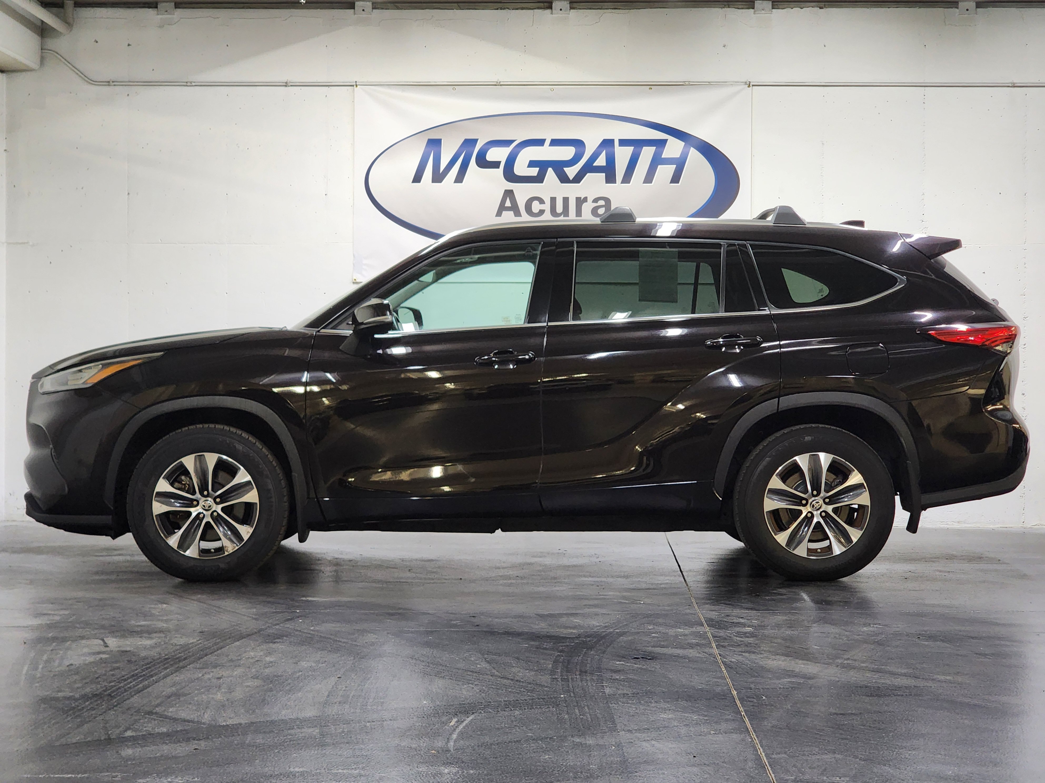 Used 2020 Toyota Highlander XLE AWD/4WD image 10