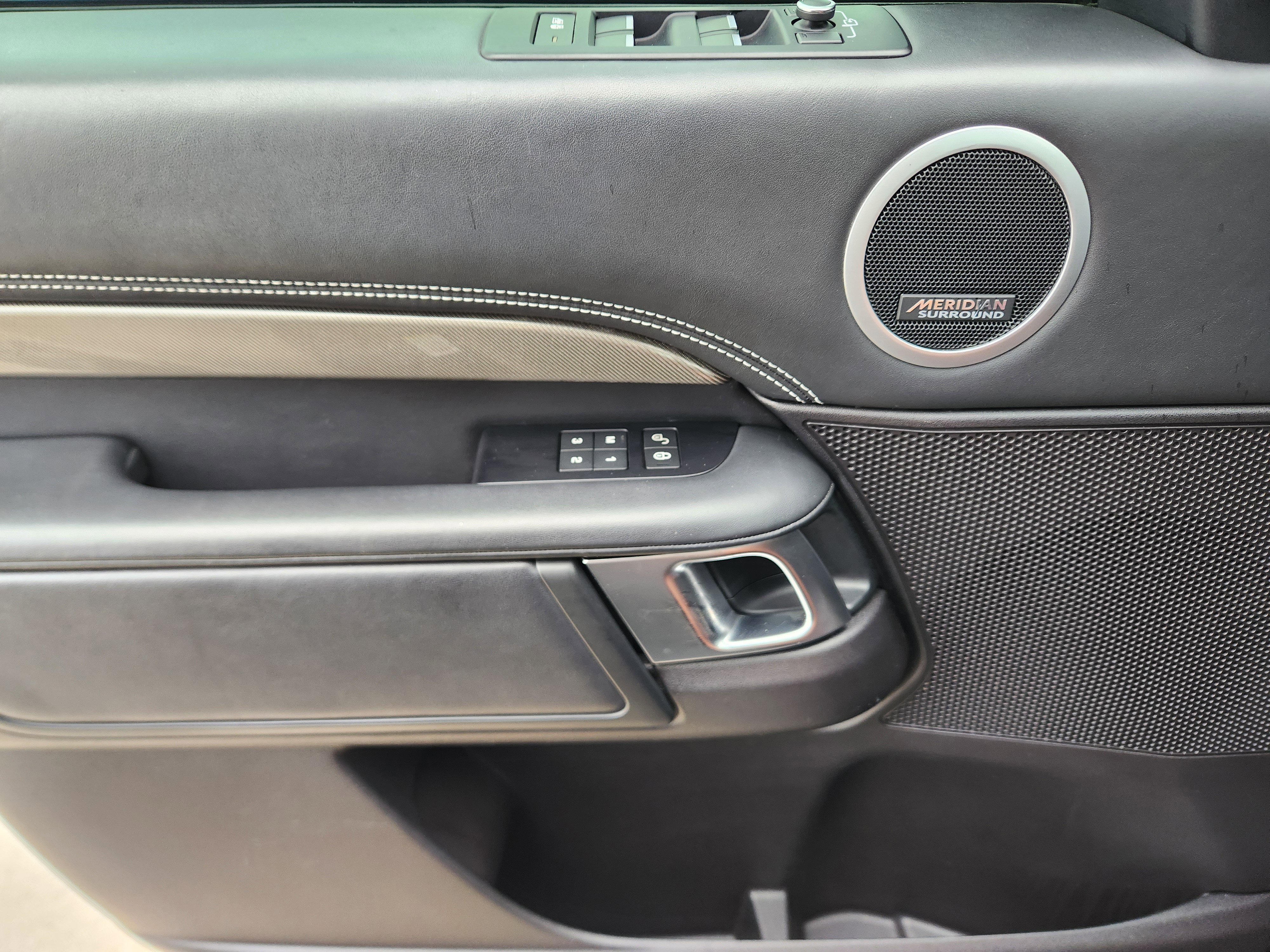 Used 2018 Land Rover Discovery HSE image 17