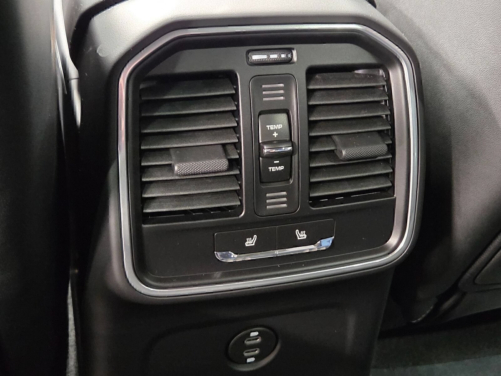 Certified 2026 Porsche Macan AWD/4WD image 12
