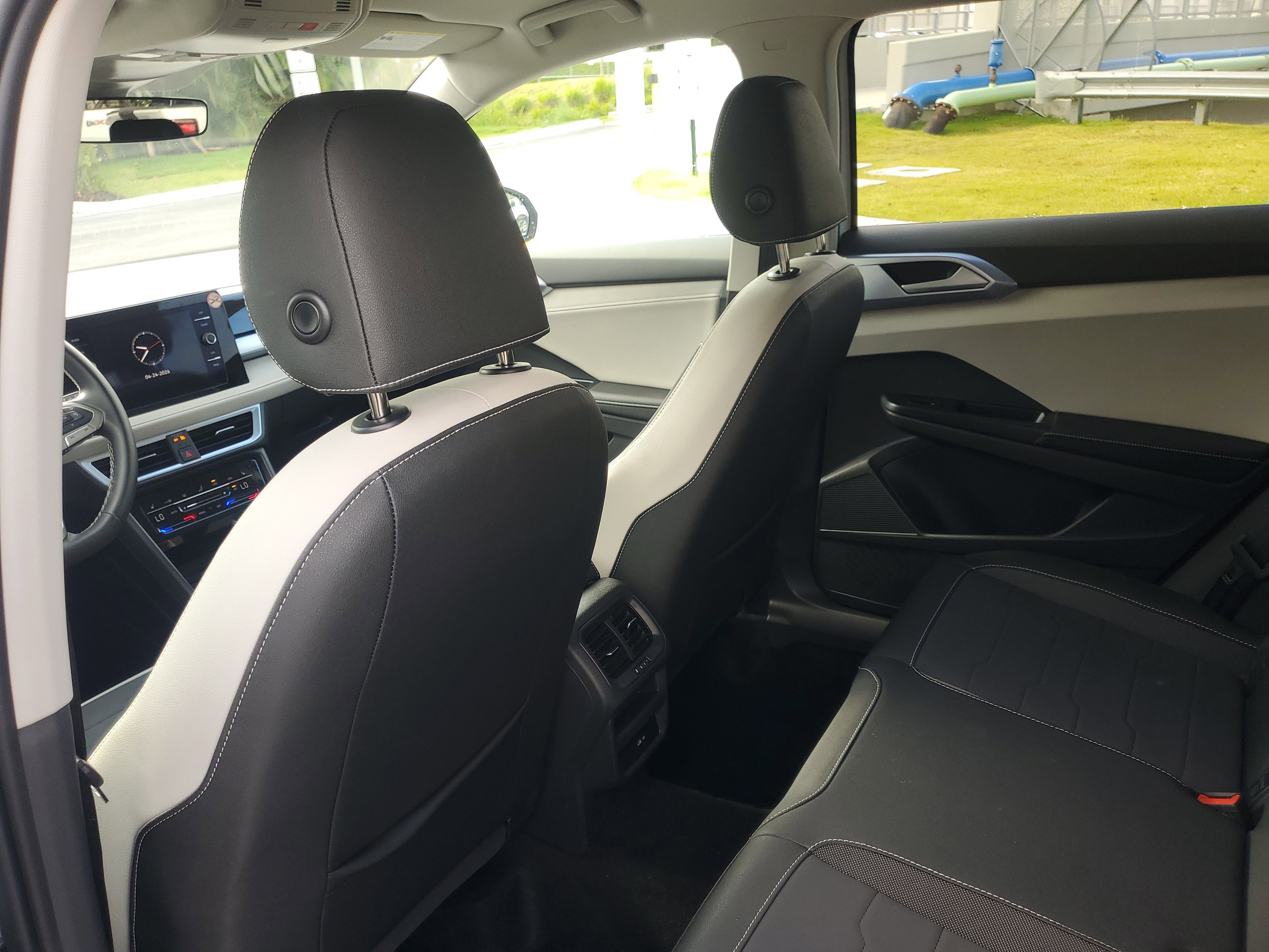 Used 2025 Volkswagen Taos SE FWD image 11