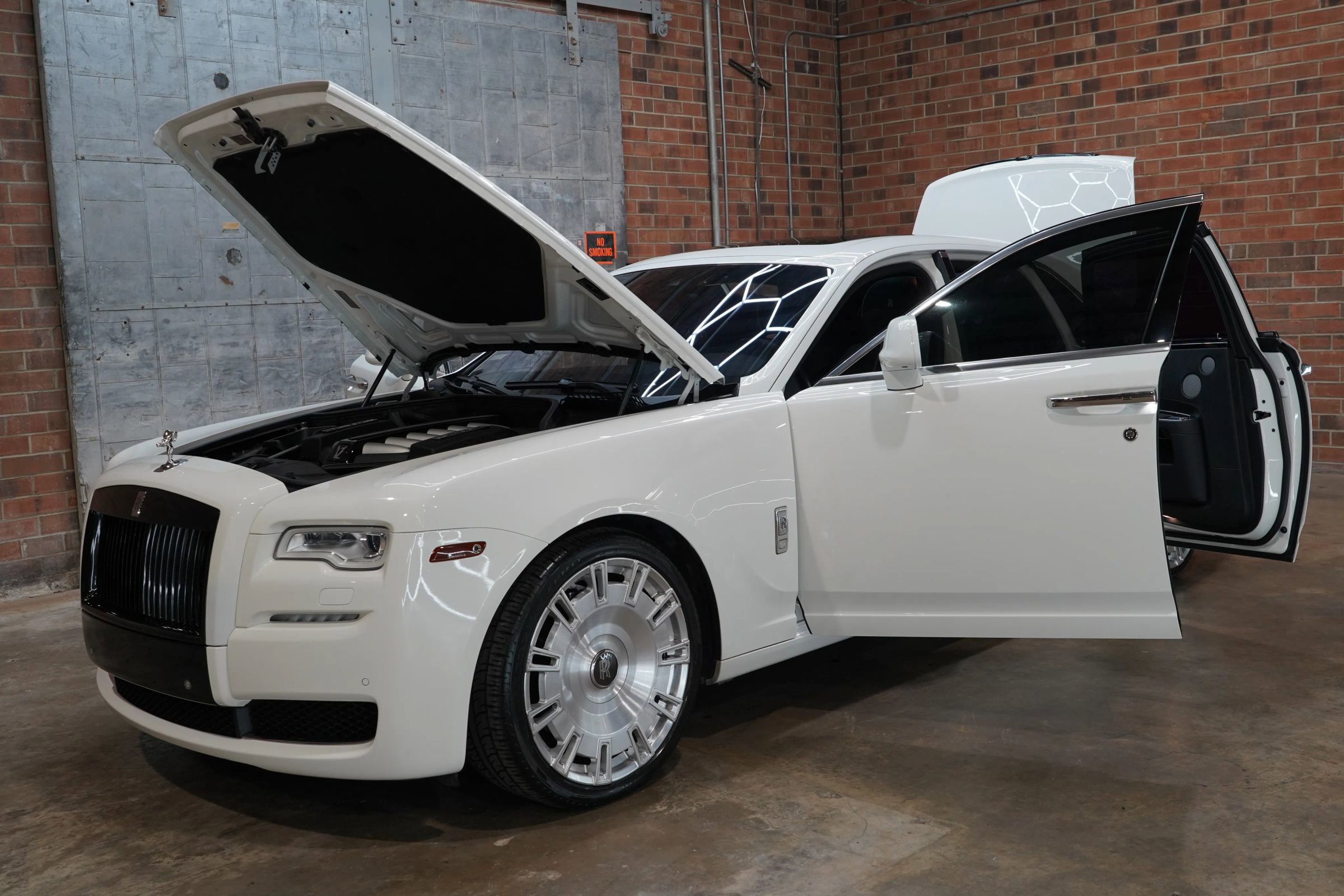 Used 2015 Rolls-Royce Ghost image 24