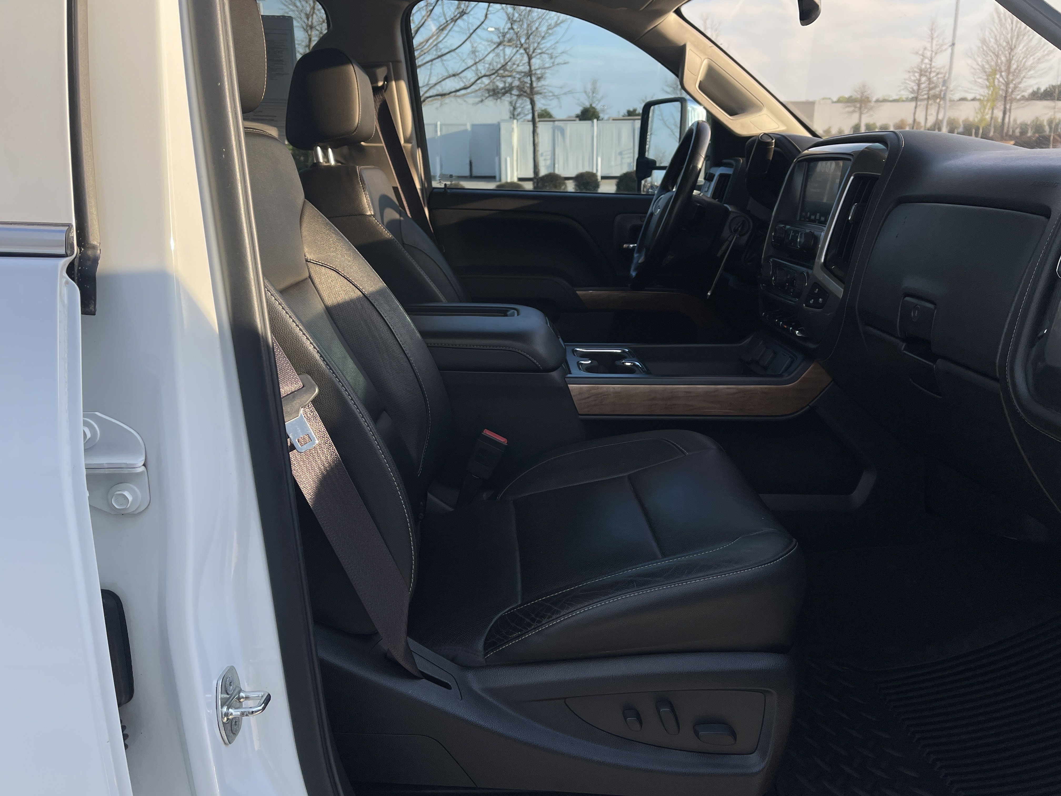 Used 2016 Chevrolet Silverado 3500 LTZ image 31