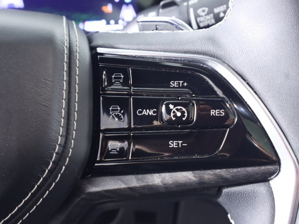 Used 2022 Jeep Grand Cherokee Overland w/ Luxury Tech Group IV AWD/4WD image 13