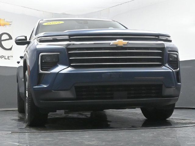 Used 2025 Chevrolet Traverse LT FWD image 3