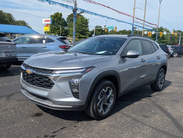 Used 2025 Chevrolet Trax LT w/ LT Convenience Package FWD image 3