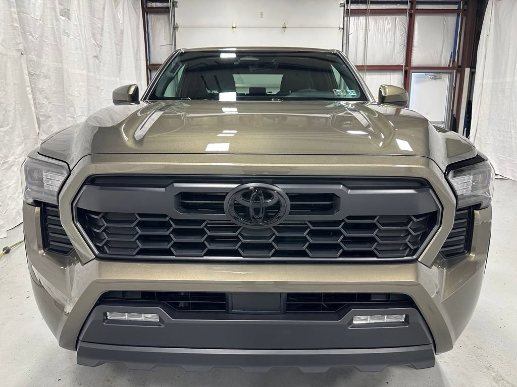Used 2026 Toyota Tacoma TRD Off-Road AWD/4WD image 2
