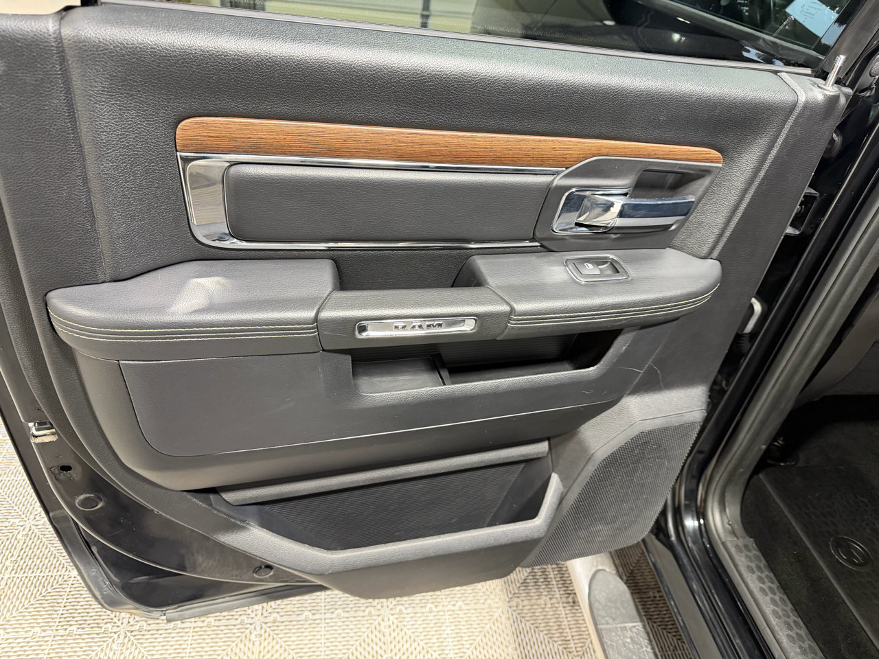 Used 2015 RAM 1500 Laramie w/ Convenience Group image 22