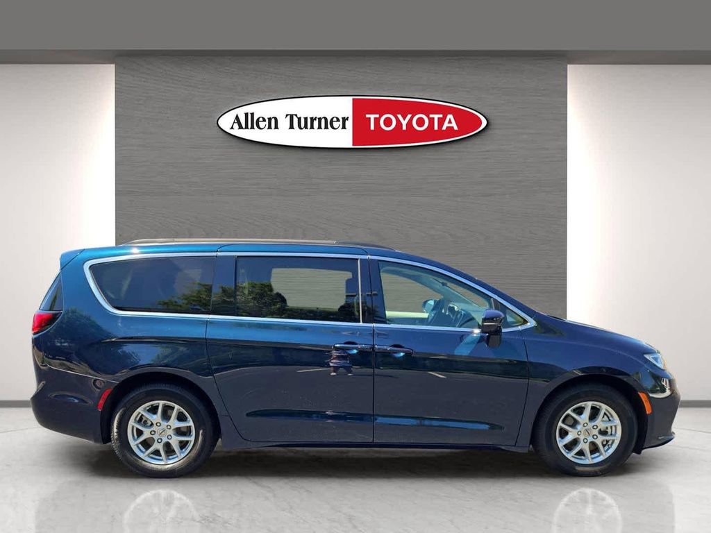 Used 2022 Chrysler Pacifica Touring-L FWD image 5