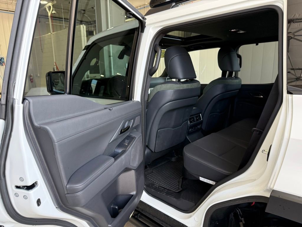 Used 2025 Lexus GX 550 w/ Accessory Package (32) AWD/4WD image 22