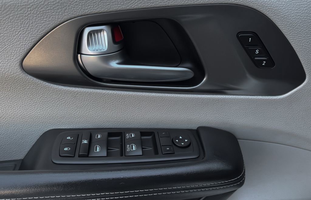 Used 2023 Chrysler Pacifica Touring-L image 26