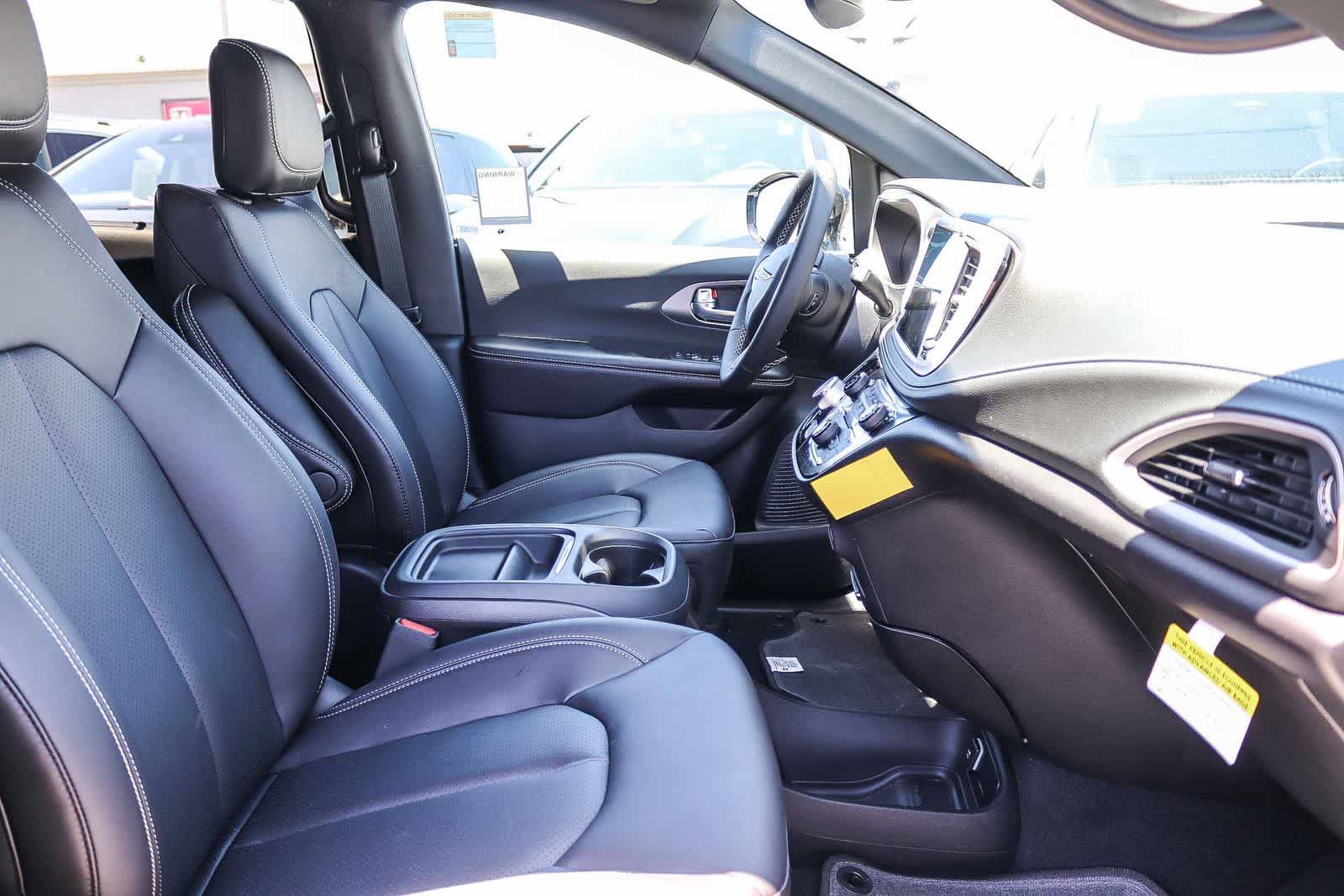 New 2027 Chrysler Pacifica Select FWD image 18