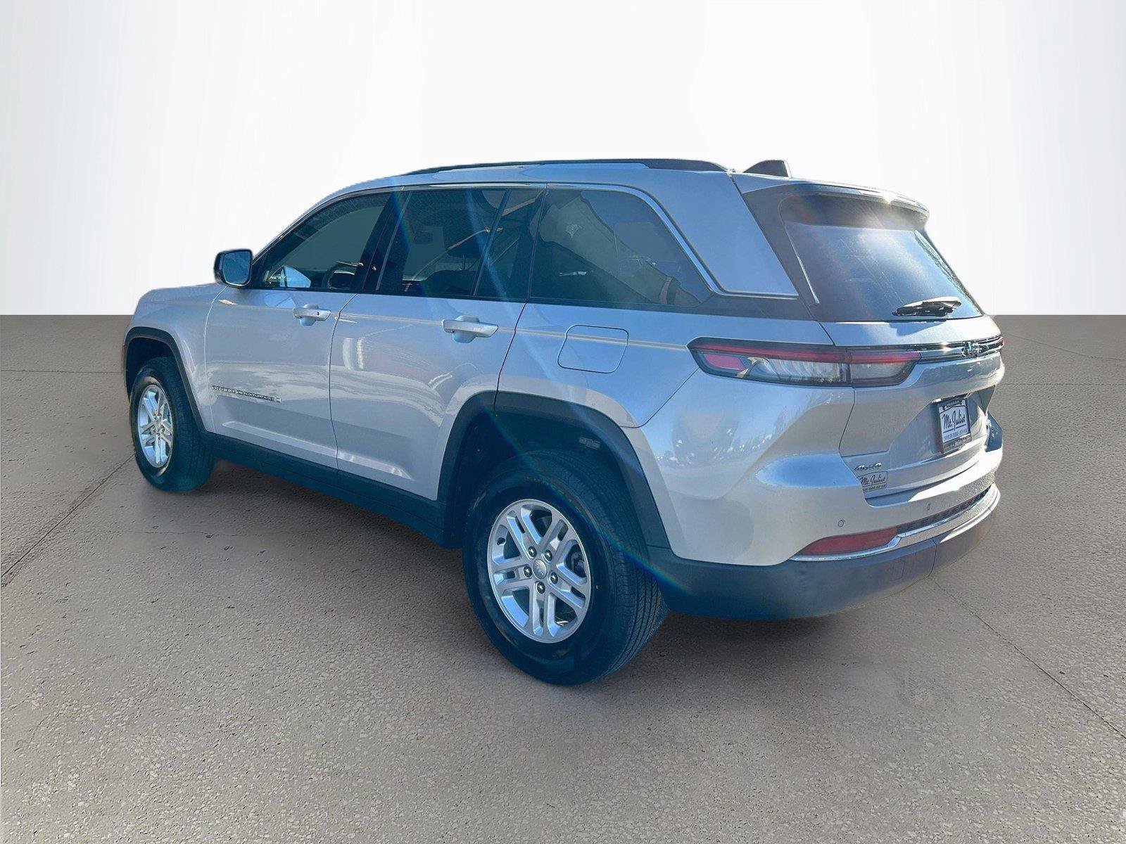 Used 2023 Jeep Grand Cherokee Laredo w/ Luxury Tech Group I AWD/4WD image 6