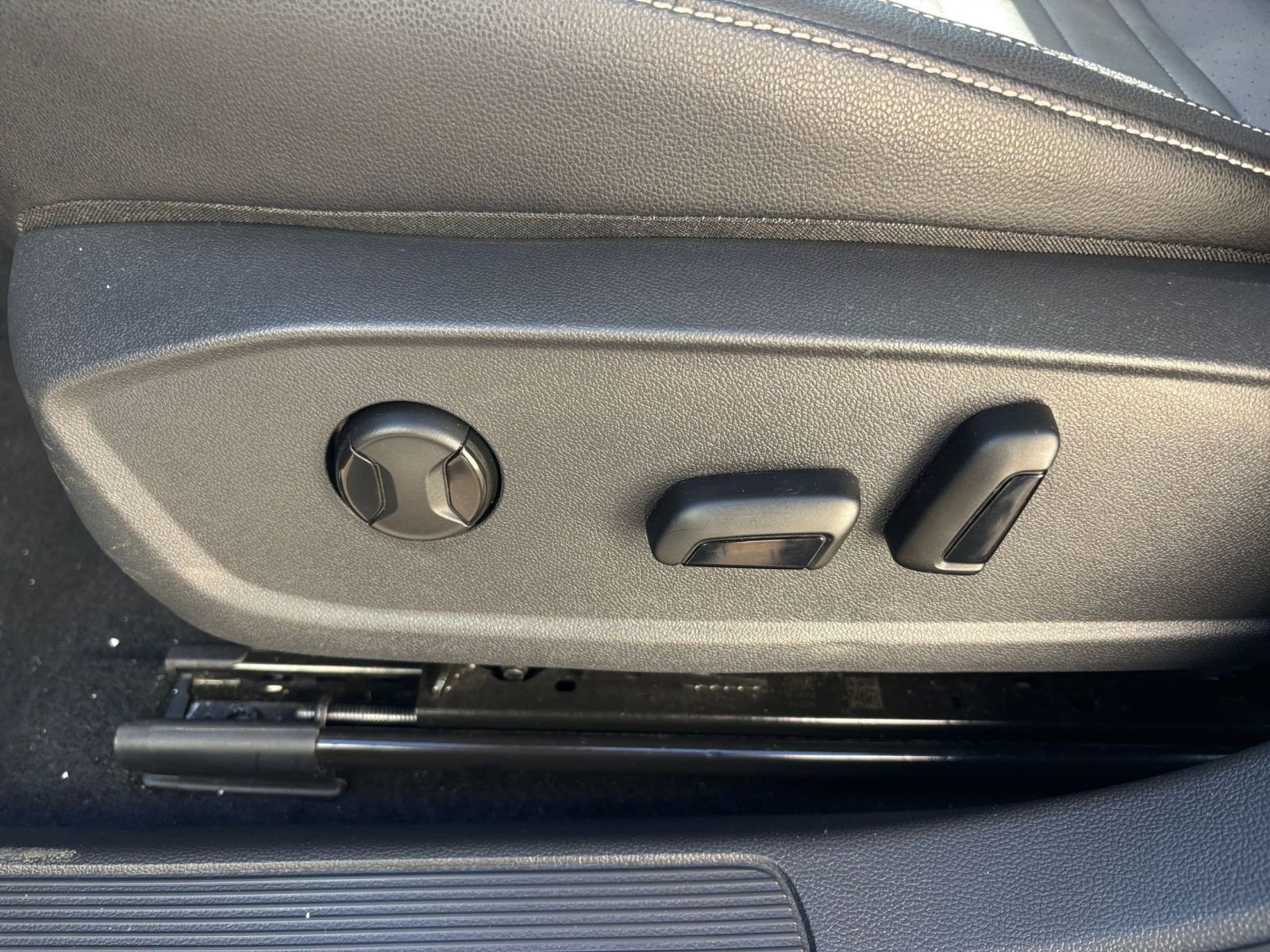 Used 2025 Volkswagen Jetta SE image 23