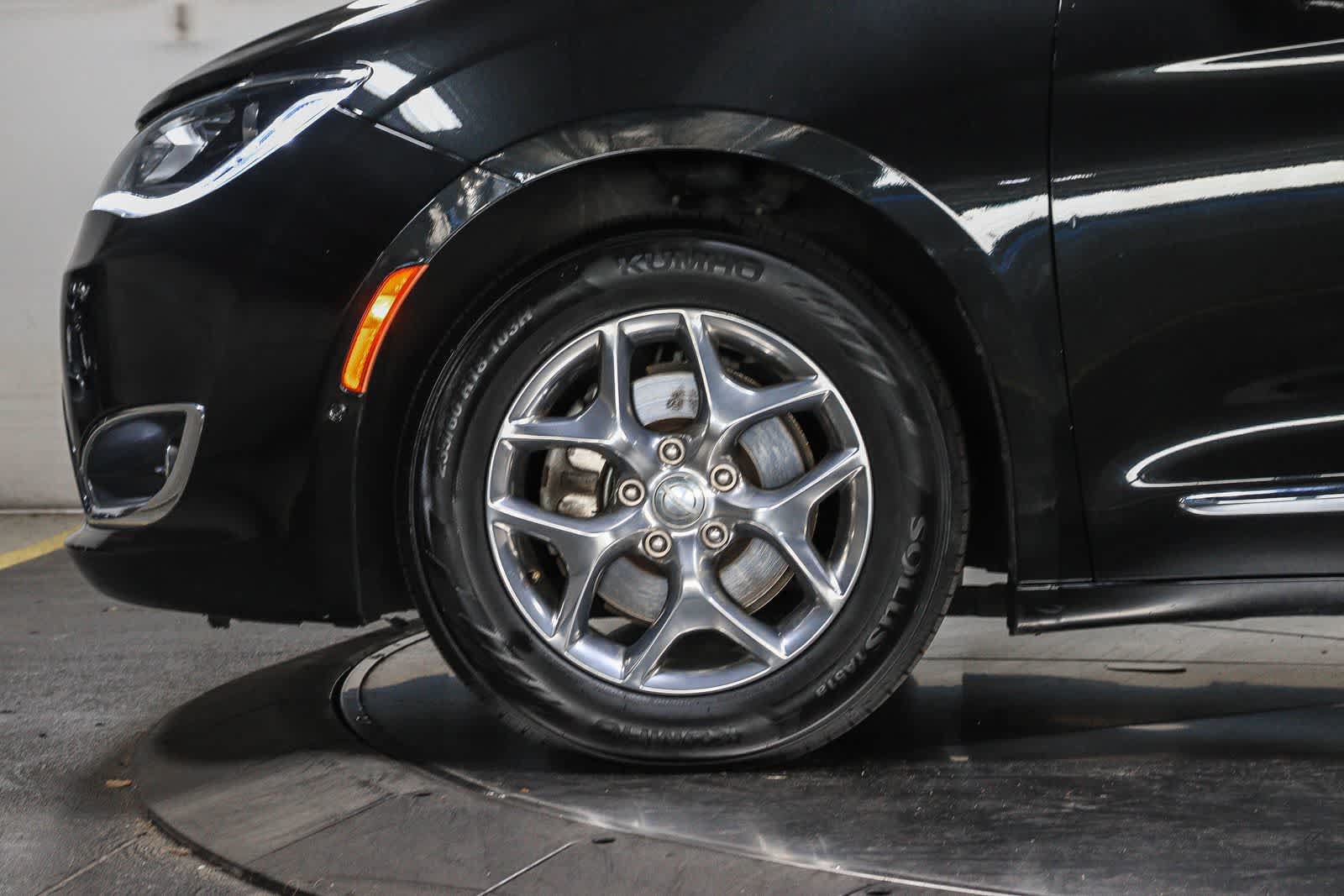 Used 2019 Chrysler Pacifica Limited w/ Advanced Safetytec Group FWD image 9