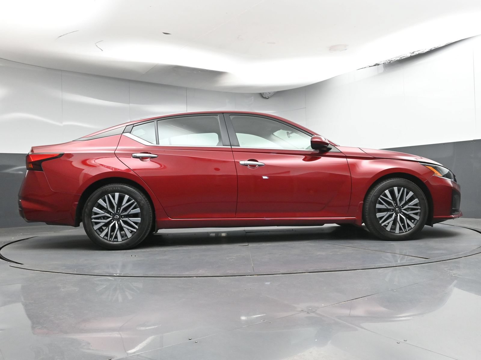 Used 2024 Nissan Altima 2.5 SV w/ SV Premium Package FWD image 25