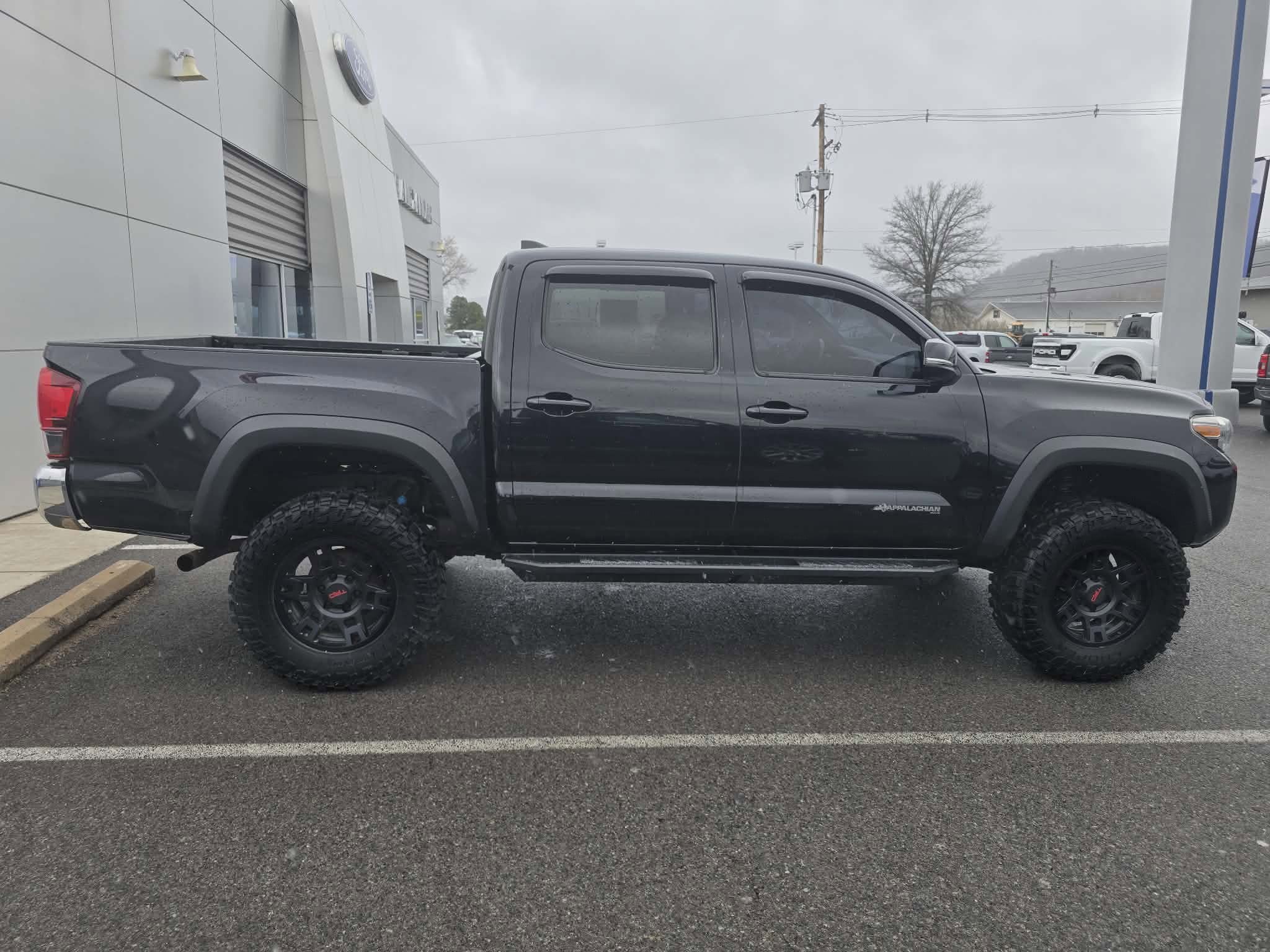 Used 2018 Toyota Tacoma TRD Off-Road image 2