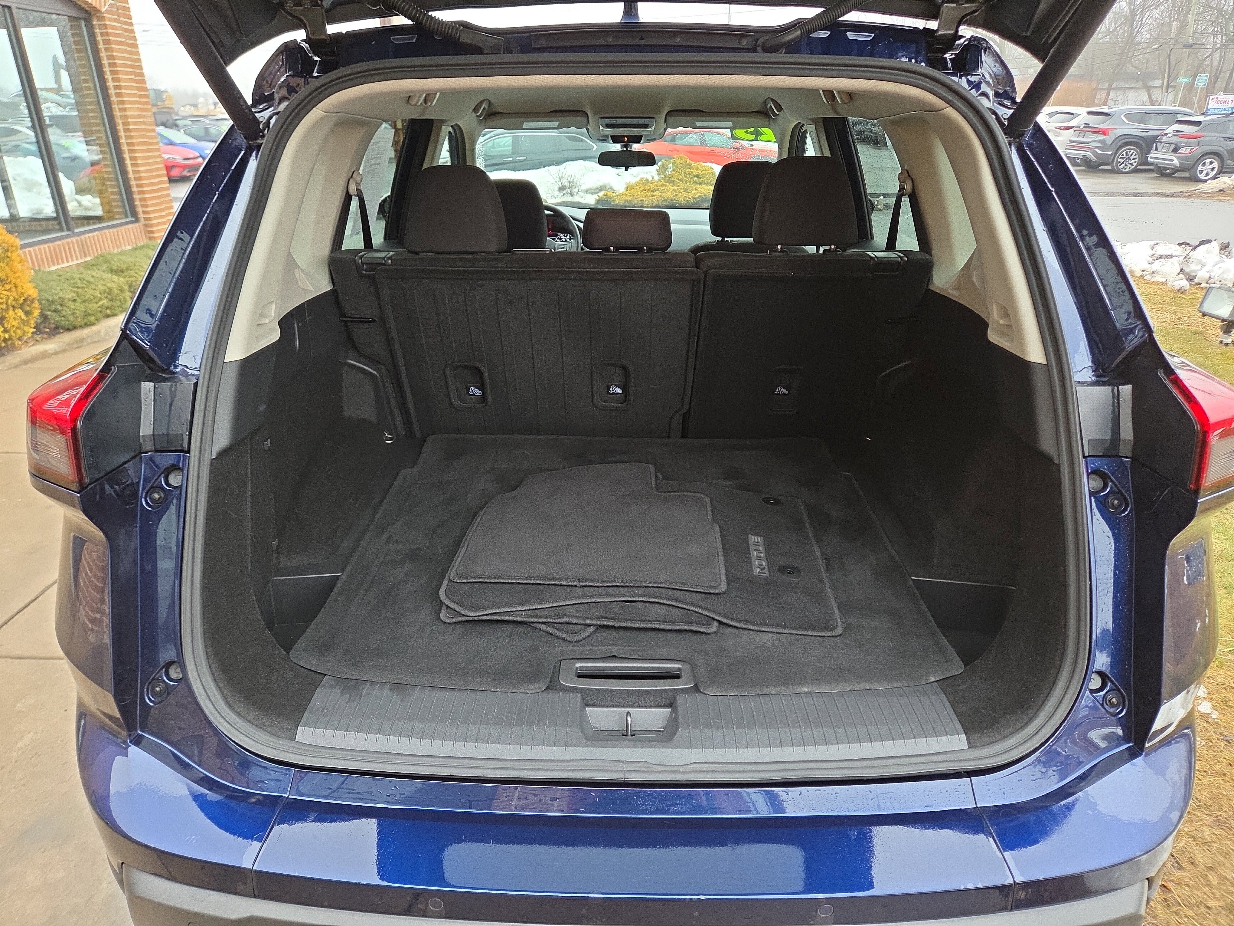 Used 2025 Nissan Rogue SV image 5