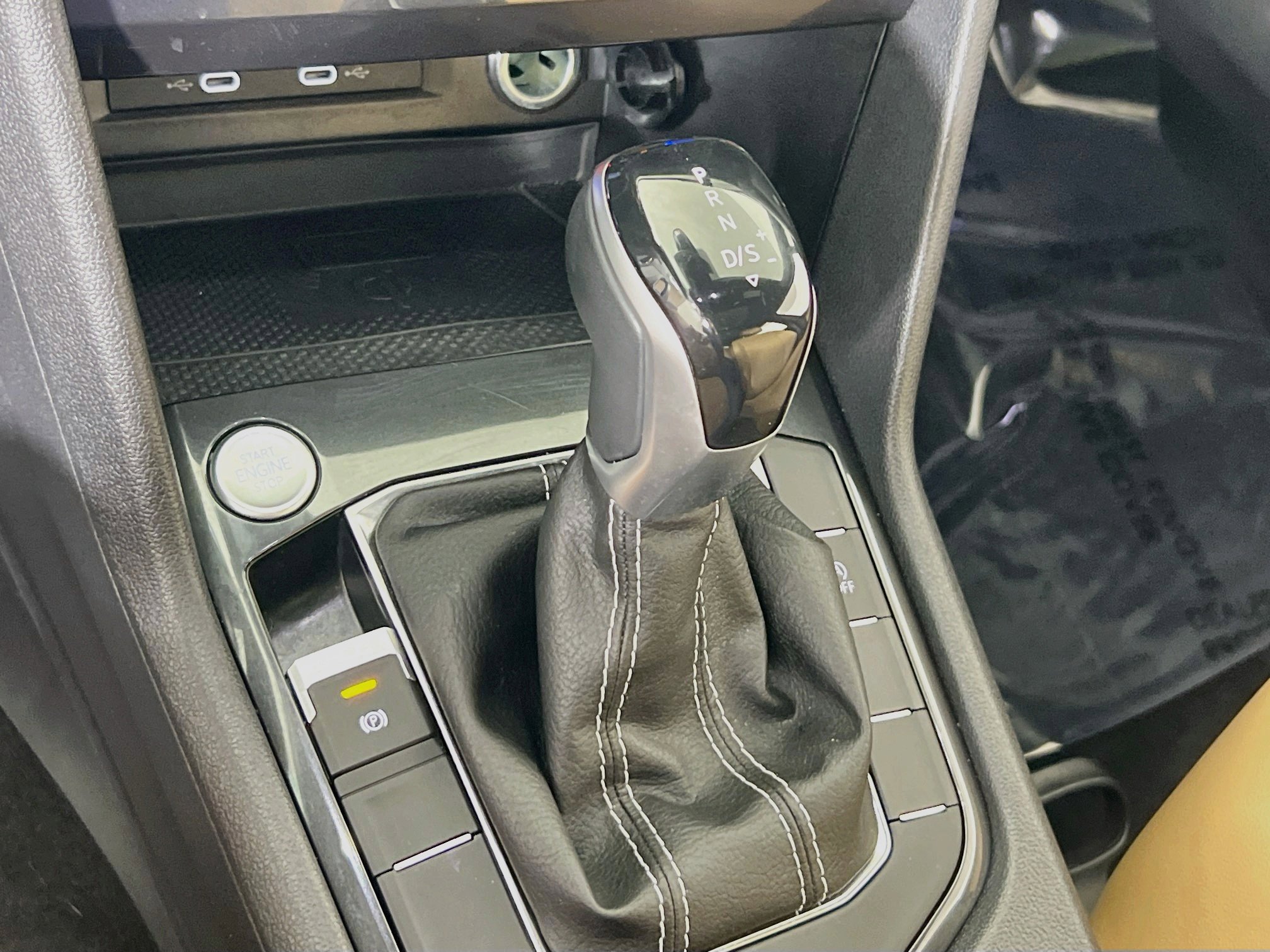 Used 2022 Volkswagen Tiguan SE AWD/4WD image 16