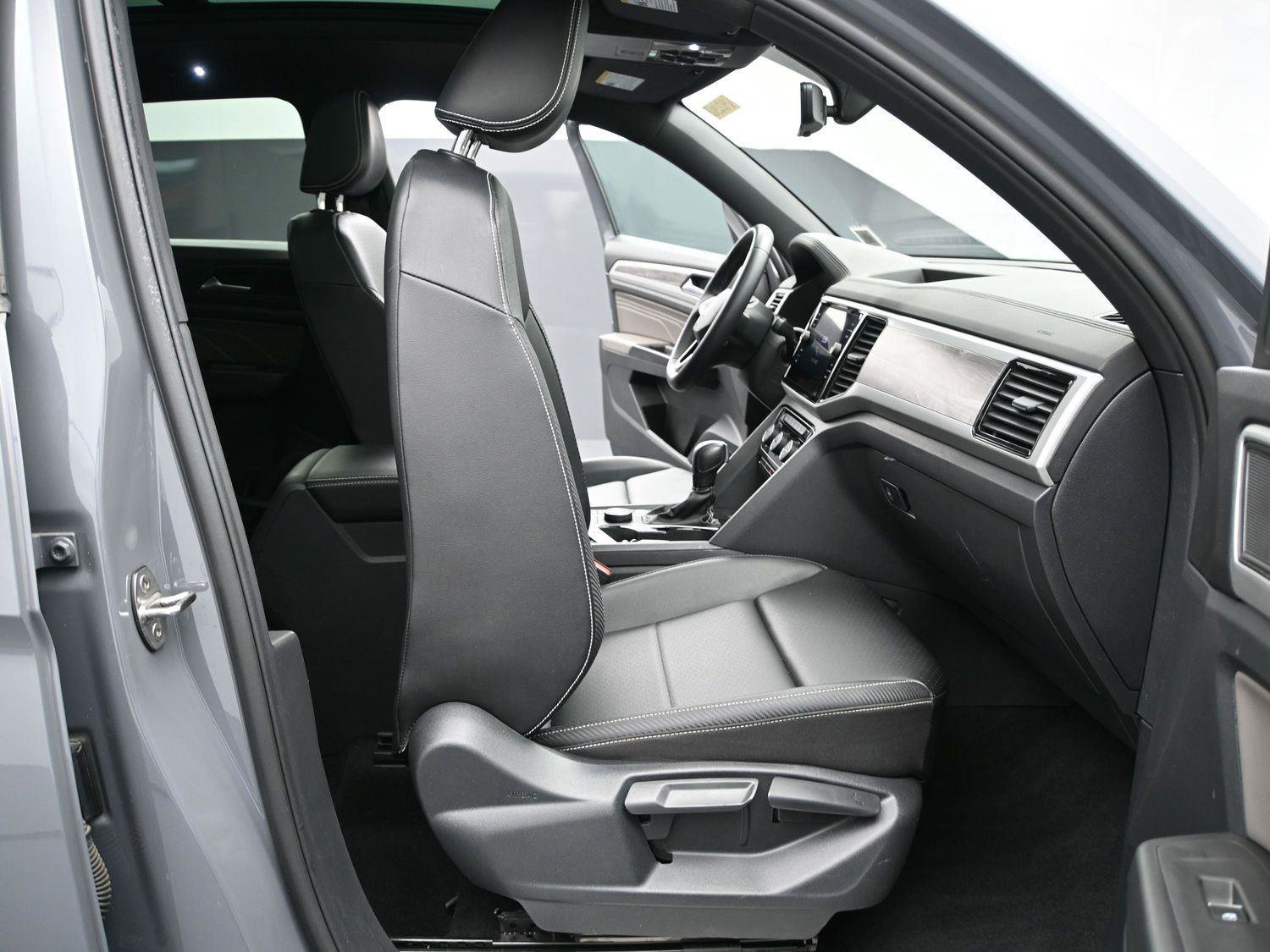 Certified 2022 Volkswagen Atlas Cross Sport SE image 17