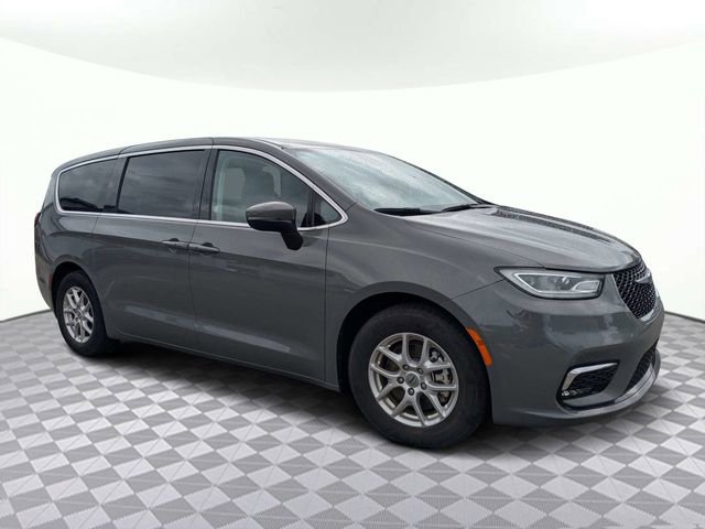 Used 2023 Chrysler Pacifica Touring-L image 2